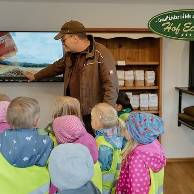 Kinder der Kita Ostewichtel beim Besuch beim Hof Eckhoff Kinder der Kita Ostewichtel beim Besuch beim Hof Eckhoff