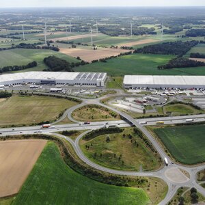 Luftbild Login Park, Autobahn und Logistikgebäude - Christian Eckhoff, Mediacheck Luftbild Login Park, Autobahn und Logistikgebäude